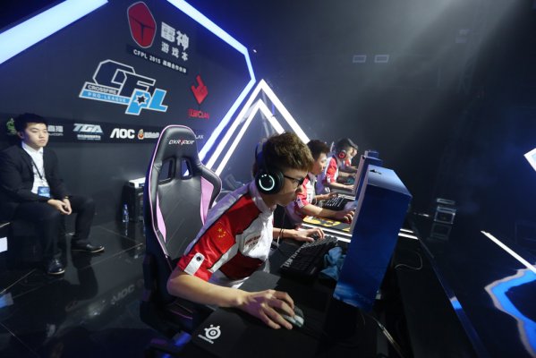 德甲-凯恩双响萨内造乌龙 拜仁3-1奥格斯堡.